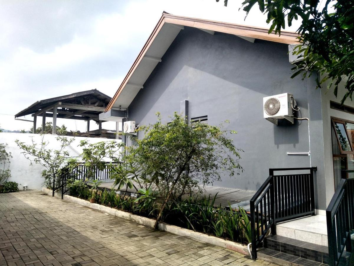 Oyo 569 Cigadung Guest House Syariah Bandung Exterior foto